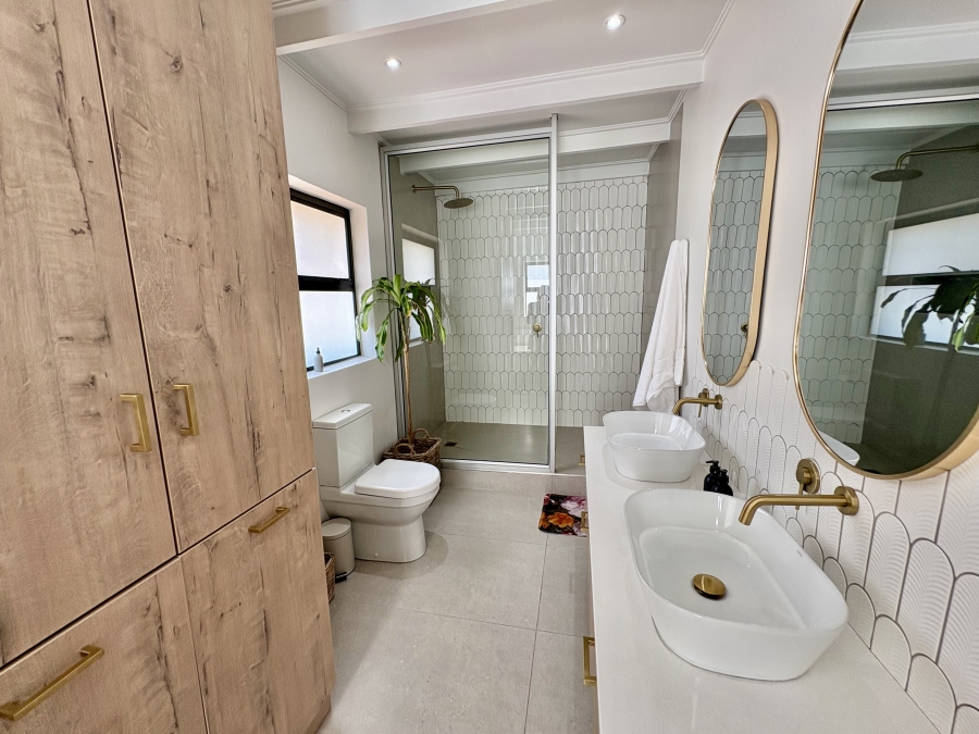 4 Bedroom Property for Sale in Hoog En Droog Western Cape